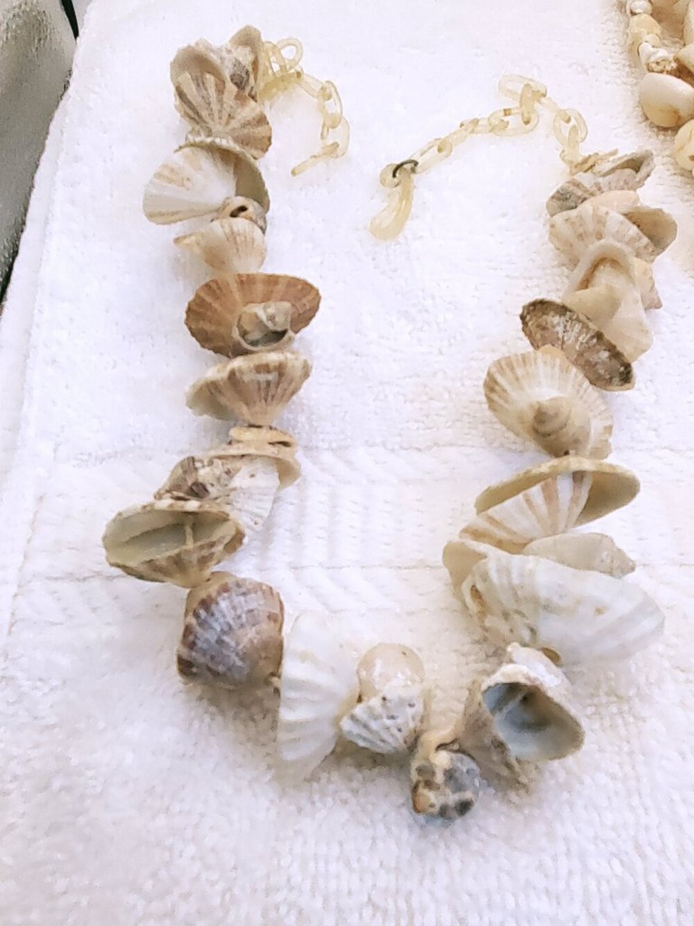 3 Shell Necklaces, items # B- 1943-1945,. wt. 206 grams. - Picture 2 of 10